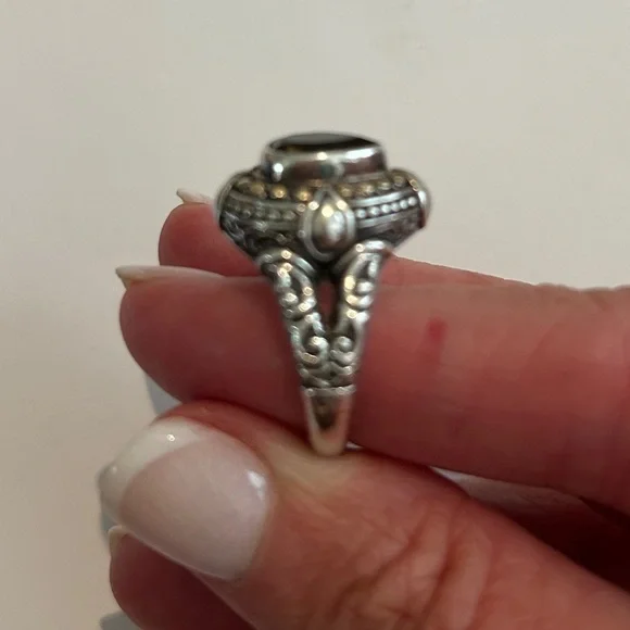 Elegant Silver and Gold-Toned Gem Ring - Picture 4 of 5